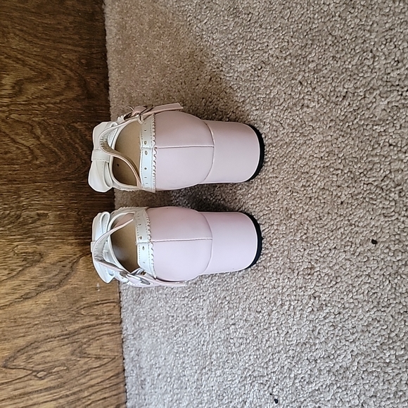 Pink & white strap shoes - Picture 4 of 11